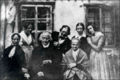 Selon certains spécialistes, madame Mozart est la première personne située à gauche de cette photo.