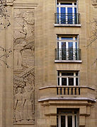 No 1, bas-relief de la façade.