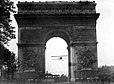 Le passage sous l’arc de triomphe, photographié par Jacques Mortane.