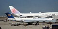 福克100客機停靠在台灣桃園國際機場（後方為華航波音747-400客機）