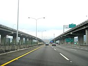 五股交流道南下出口，旁为汐止五股高架桥(交流道名称标志更新前)。