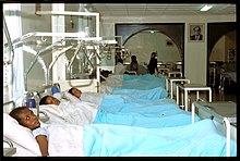 一排女性的病患躺在埃塞俄比亚產科瘺醫院中