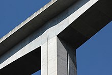 新東名では最も高い橋梁の新佐奈川橋。近距離からの圧迫感を低減するための意匠的配慮を行なった。高橋脚の縦方向にスリットを入れ、断面を八角形とすることで、陰影効果とも相まって優美さを引き出し、圧迫感を感じさせないように配慮された[407]。