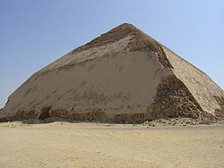 斯尼夫鲁在代赫舒爾的曲折金字塔, 真金字塔建筑的早期实验。