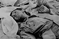 سرباز ایرانی کشته شده که بر روی سینه اش عکس روح‌الله خمینی سنجاق شده است.