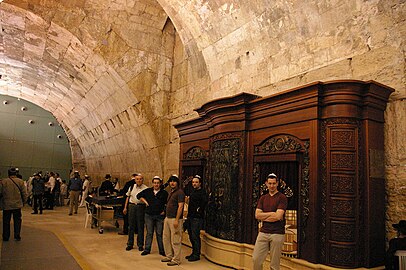 Salle souterraine du Kotel où sont rangés les sefarim.