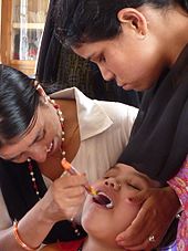 尼泊尔女性在牙科診所內檢查患者的口腔