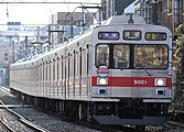 2013年3月15日をもって、東横線での運用を終了するため、9001Fの渋谷方の先頭車クハ9001には、それを表示した丸型のヘッドマークが取付けられた。（2013年2月11日 / 白楽駅 - 妙蓮寺駅間）