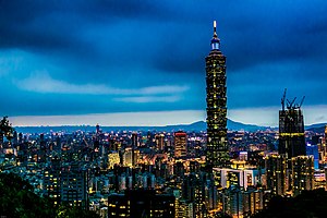在台灣台北市的華燈初上，圖片中最高的建築物為台北101。