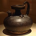Une cruche à glaçure noire, pour le vin ou l'eau, avec un bec en forme de coq, dynastie Jin (265 - 420)