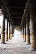 Entre les colonnades des collatéraux de la nef.