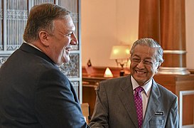 2018年8月3日蓬佩奧在布城與马来西亚首相马哈迪·莫哈末會面[29][30]