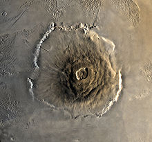 奧林帕斯山的拼貼衛星照片，於邊緣可見部分奧林帕斯山光環