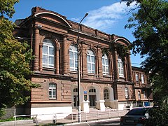 Ancien lycée de garçons construit à l'époque de l'Empire russe ouvrant en 1876.