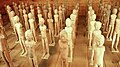 Figurines humaines disposées dans une fosse funéraire.