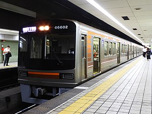 日本橋駅に停車中の66系電車