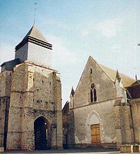 La tour-clocher à côté de l'église