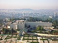 以色列最高法院大樓中頂部有圓洞的金字塔