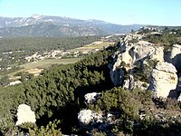 Formations rocheuses dominant la plaine de Roquefort