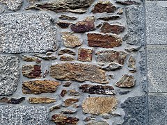 Mur typiquement brestois, associant le granite de l’Aber-Ildut, l'orthogneiss et la kersantite[Note 6].
