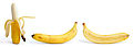 剝出一半的香蕉、未剝皮的香蕉和縱切一半的香蕉。