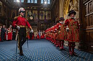 議会開会時、君主に先立って議事堂内を検索中の衛兵。左が儀仗衛士隊（英語版）隊員、右が国王親衛隊（英語版）の隊列。