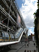 Le centre Pompidou vu de l’esplanade en 2009.